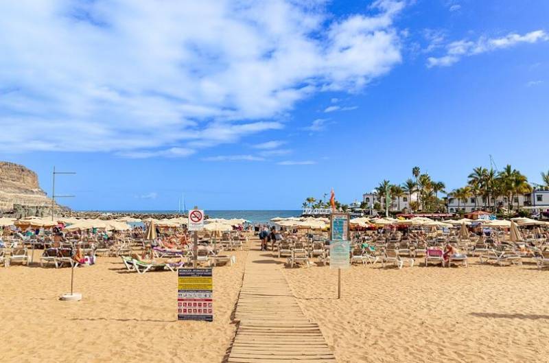 Spanish beaches introduce pay and display sunbeds