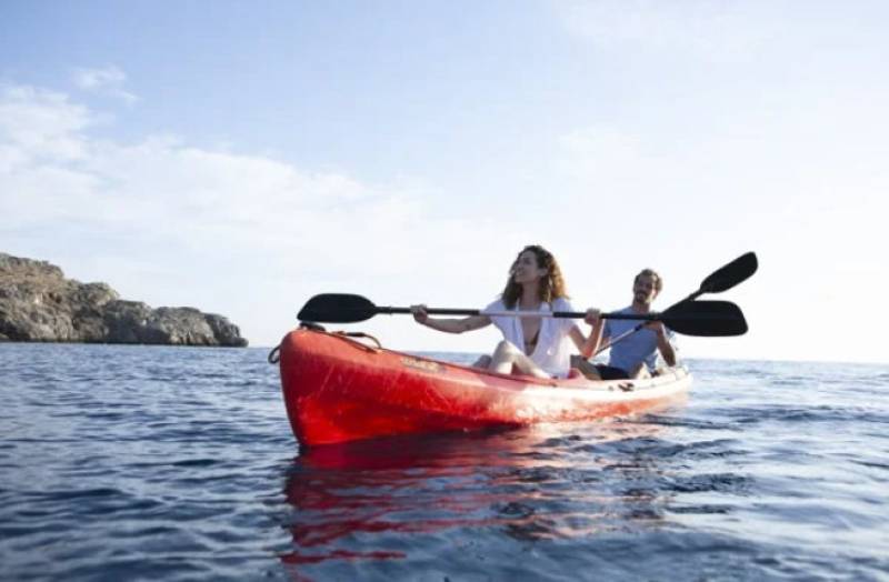 A day out with a difference in El Portús: kayakking followed by relaxation at the campsite