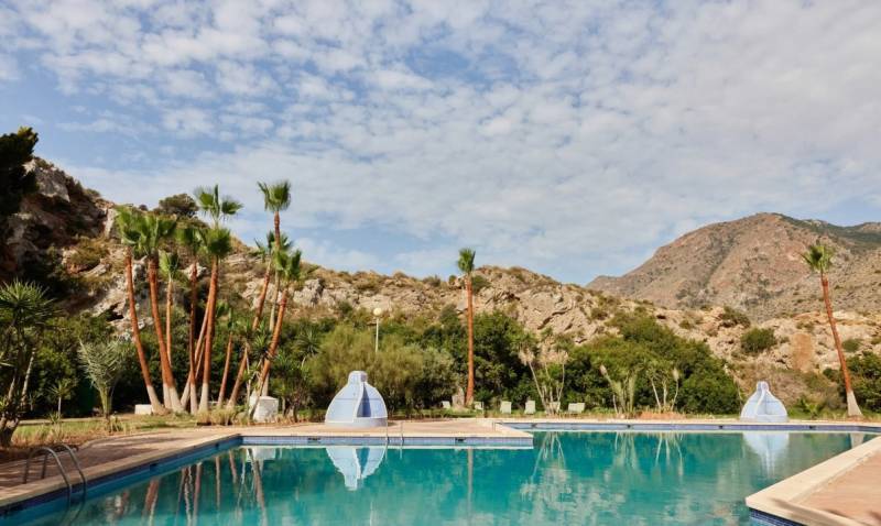 A day out with a difference in El Portús: kayakking followed by relaxation at the campsite